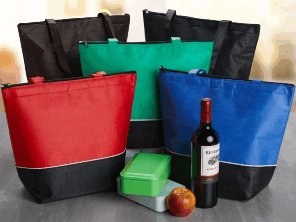 Sacolas personalizadas: como transformar um item básico em um poderoso outdoor ambulante para sua marca?