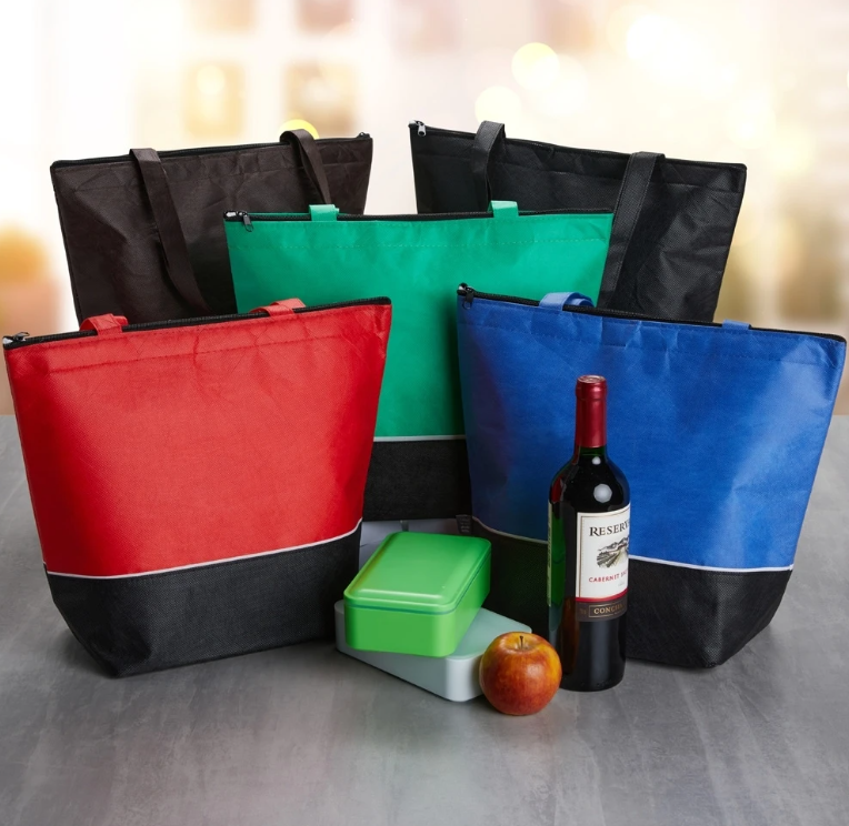 Sacolas personalizadas: como transformar um item básico em um poderoso outdoor ambulante para sua marca?