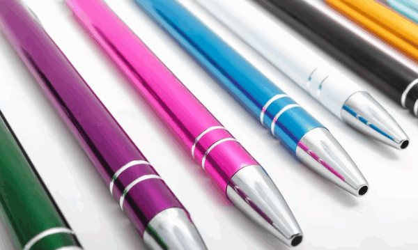 Caneta de Plástico vs Caneta de Metal: Qual Escolher como Brinde?