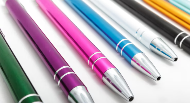 Caneta de Plástico vs Caneta de Metal: Qual Escolher como Brinde?